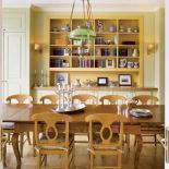 W jadalni regał z książkami. Apartament w kamienicy na Powiślu