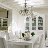 W jadalni stoi biały kredens. Pożegnanie z Afryką