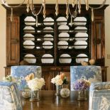 W jadalni stoi drewniany kredens, a w nim cekamiczne naczynia.