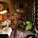 W jadalni stoi drewniany stół i krzesła.