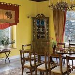 W jadalni stoi piękna drewniana witryna.