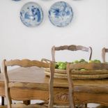 W jadalni stoi rzeźbiony stół i krzesła.