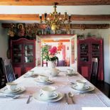 W jadalni uwagę zwracają witryny, które kontrastują z jasnym wnętrzem.