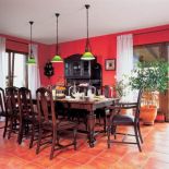 W jadalni zdobiony drewniany stół i krzesła.