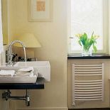 W jasnej łazience akcentem są ciemne blaty.