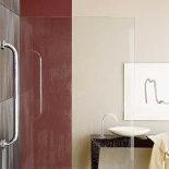 W kabinach prysznicowych z pewnością przydadzą się poręczne uchwyty. Ten z kolekcji Easy Living wyprodukował