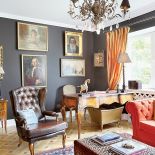 W klasycznym gabinecie z pikowanymi fotelami i kanapą znalazło sie miejsce na zabawny akcent - stolik w panterkę.