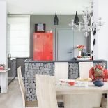 W klatce z siatki, zamiast naturalnych kamieni uwięziona jest granitowa kostka.