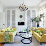 żółte dodatki w salonie