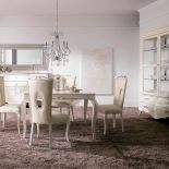 W kolorze kości słoniowej. Klasyczna w stylu witryna zdobiona jest delikatnym kwietnym ornamentem. GALERIA WNĘTRZ