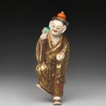 W kształcie bóstwa Liu Hai, emaliowana porcelana i koralowy korek, przełom XVIII i XIX wieku