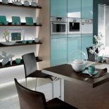W kuchni Cyane głównym bohaterem są półki i turkusowy kolor szafek. MOBALPA