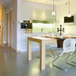 W kuchni. Czemu nie. Na ścianie 26-calowy Loewe Individual. Cena - 7500 zł. KLINIKA DŹWIĘKU