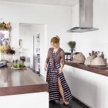 W kuchni dominuje biel przełamana naturalnym kolorem drewna.