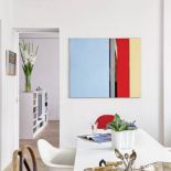 W kuchni gigantyczny stół i wygodny blat do pracy. Akcenty kolorystyczne: obrazy pana domu, książki i kwiaty.