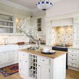 W kuchni gospodyni nie tylko gotuje, ale też pracuje - tak lubi to miejsce.