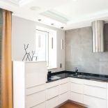 W kuchni jest dużo blatów roboczych i sporo przestrzeni magazynowej.