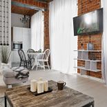 W kuchni królują biel, szarości i odrobina czerni. Na ścianie przedwojenne włączniki z pokrętłami.