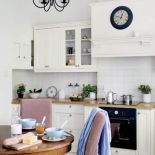 W kuchni niemal niepodzielnie panuje biel. Tylko stół i krzesła wyłamują się z kolorystycznej dyscypliny,