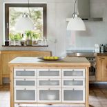 W kuchni panuje styl surowy, industrialny, ale łatwo go oswoić zielenią ziół i ciepłym odcieniem olchowego drewna, z którego