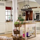 W kuchni pełno drobnych prowansalskich ozdób i naczyń.