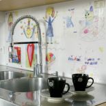 W kuchni podziwiać można tapetę z dziecięcych rysunków.