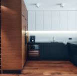 W kuchni proste meble, połączenie naturalnego drewna z bielą.