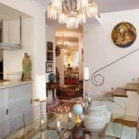 W kuchni to, co Ewa lubi najbardziej. Szklany blat wspiera się na kamiennych kolumnach przypominających