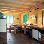 W kuchni uwagę przyciągają duże drewniane blaty.