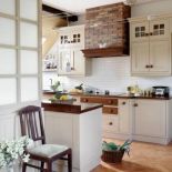 W kuchni uwagę zwraca ciekawe oświetlenie.