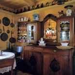 W kuchni ważną rolę odgrywa stary kredens.