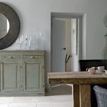 W kuchni wisi okrągłe lustro. Zameczek dla dwojga