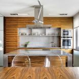 W kuchni wysmakowane zestawienie: wyraźny palisander, trawertyn oraz grafitowy bazalt.