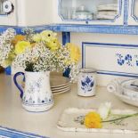 W kuchni znajdziemy dekoracyjne ceramiczne naczynia.