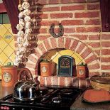 W kuchni znajdziemy wiele dekoracyjnych przedmiotów.