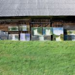 W ładne dni malarz wystawia obrazy przed oborę.