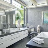 W łazience armatura Philippa Starcka i meble Philippa Pleina.