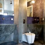 W łazience - dwa betonowe koryta zamiast umywalek, zwykłe ogrodowe krany i kurki zamiast wypasionych baterii.