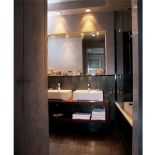 W łazience główną rolę gra opalizująca mozaika. Reszta jest jak najprostsza.