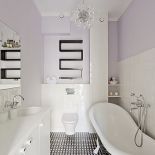 W łazience kafelki zaprojektowane przez Macieja Zienia dla Tubądzina - kolekcja Barcelona, wanna retro z