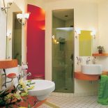 W łazience kolorowo. Dom otwarty na las