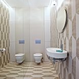 W łazience lustra zamontowane są od podłogi po sam sufit.