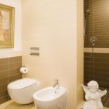 W łazience odpoczywa putto. Pałacowy apartament