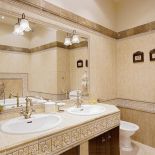 W łazience płytki z roślinnymi ornamentami.