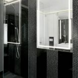 W łazience również wszystko jest wykońcozne na wysoki połysk: meble, płytki, armatura.