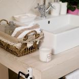 W łazience roznosi się zapach lawendowych mydełek.