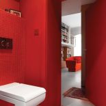 W łazience ściany zastąpiły szklane tafle, które robią wrażenie tajemniczej głębi.