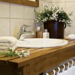 W łazience świeże kwiaty. U właścicieli Belbazaar