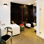 W łazience wanna i kabina prysznicowa.