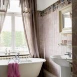 W łazience wanna na nóżkach. Farma pełna pięknych staroci